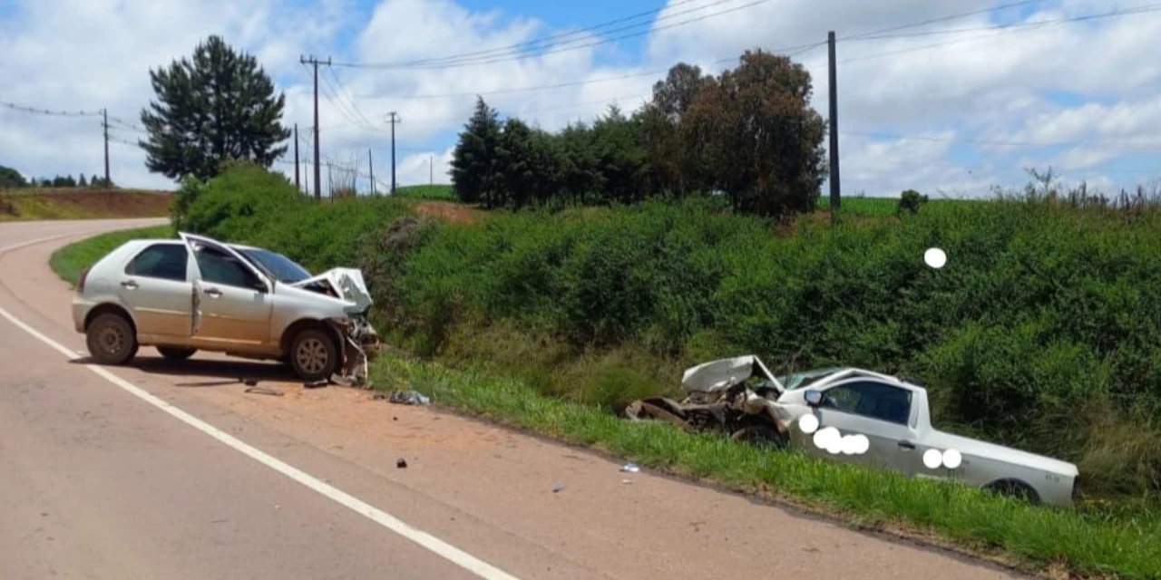 Jovem morre após bater de frente com carro na PR-340, em Castro