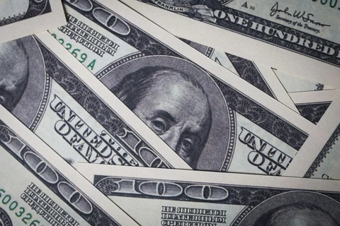 Dólar cai e Ibovespa caminha para nono recorde seguido com apetite por risco e juros altos no Brasil