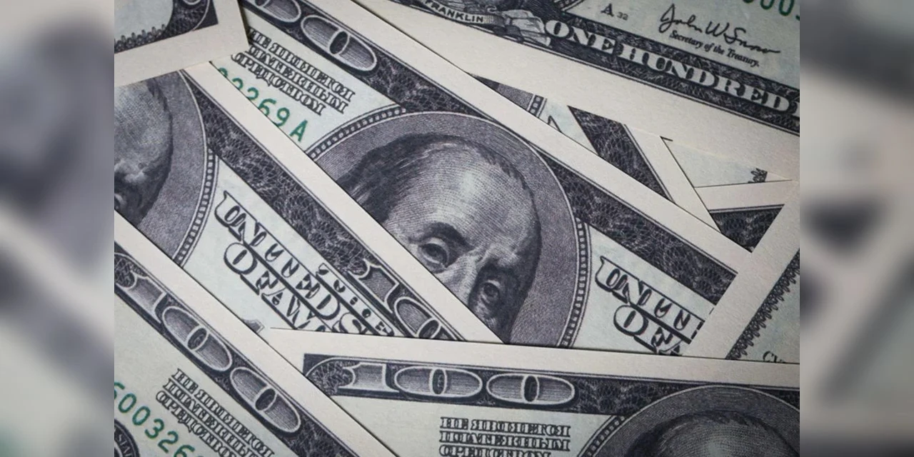 Dólar cai e Ibovespa caminha para nono recorde seguido com apetite por risco e juros altos no Brasil