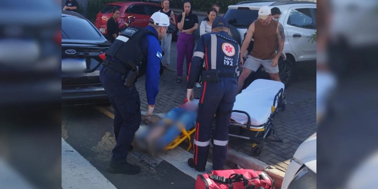 Motociclista é socorrido após acidente envolvendo carro no Centro