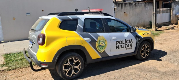 Morador quebra o próprio celular ao ver a polícia durante cumprimento de mandado em Ponta Grossa