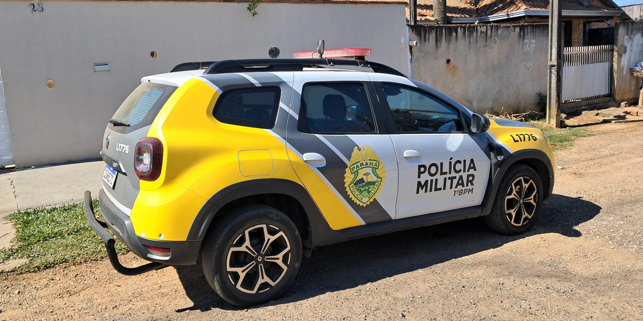 Morador quebra o próprio celular ao ver a polícia durante cumprimento de mandado em Ponta Grossa