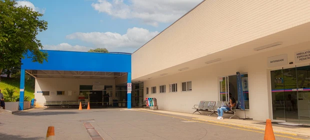 Criança que ficou pelo menos 20 minutos submersa em piscina segue em estado grave