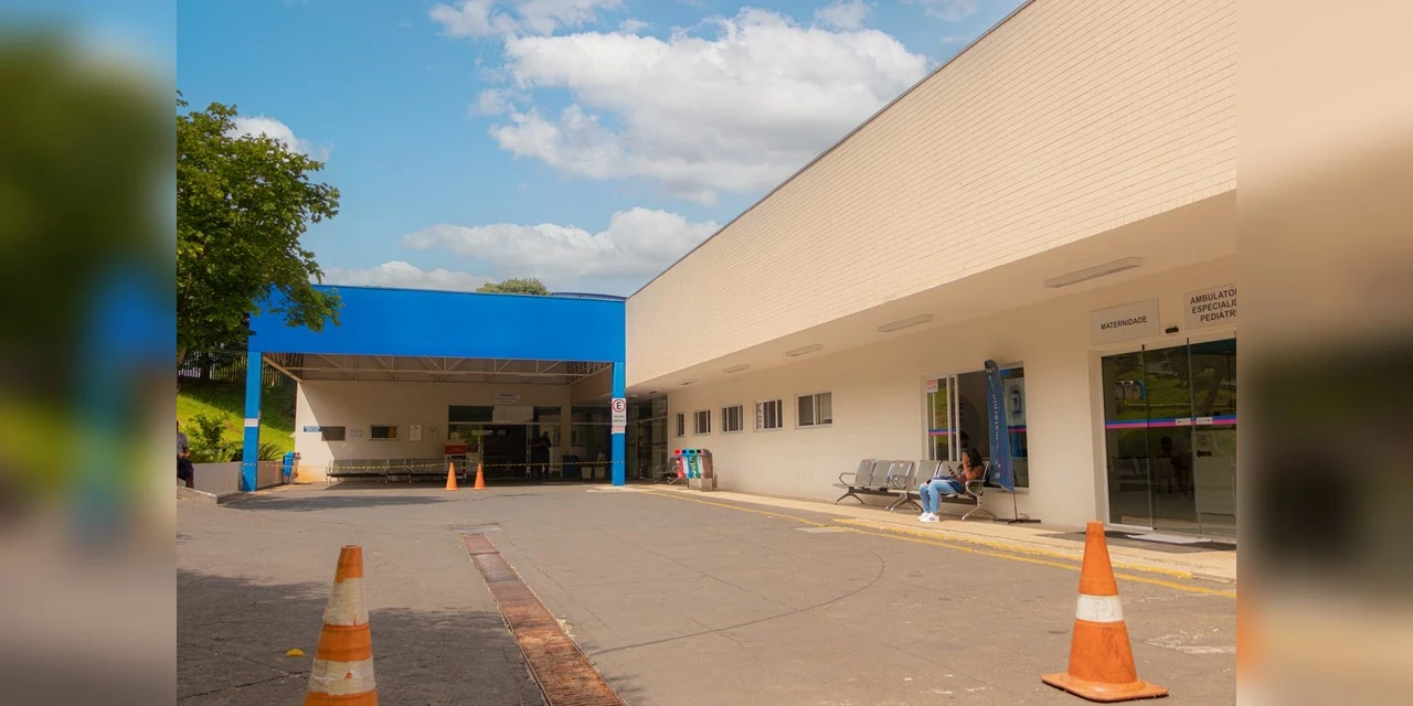 Criança que ficou pelo menos 20 minutos submersa em piscina segue em estado grave