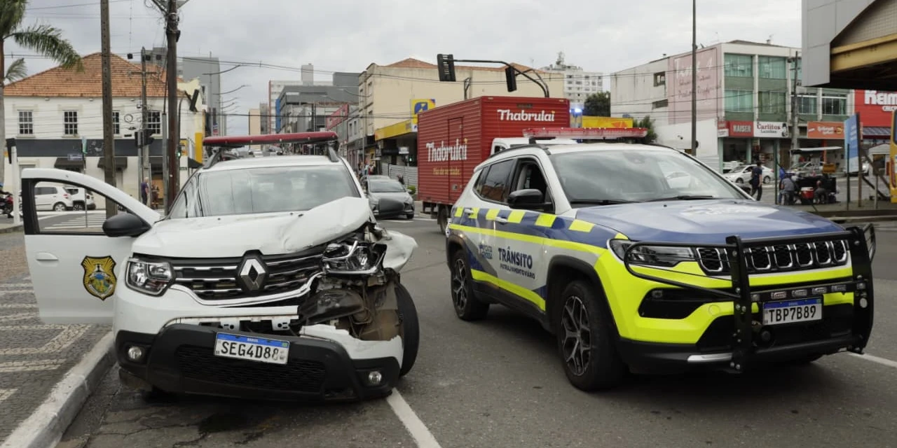 Viaturas da Guarda Municipal e Trânsito de PG colidem durante comboio na Vicente Machado
