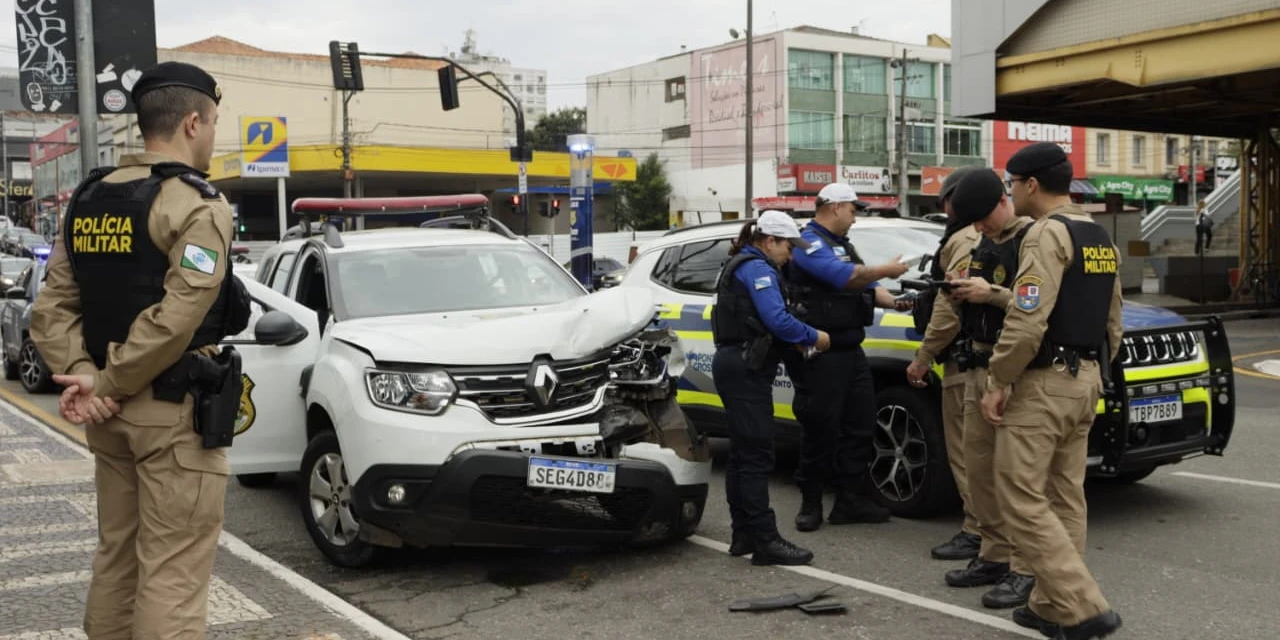Vídeo flagra colisão de viaturas no Centro de Ponta Grossa; veja