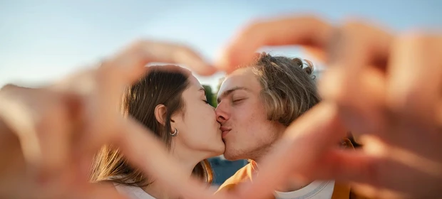 Debate sobre “heteropessimismo” ganha força e mulheres repensam exposição de relacionamentos nas redes