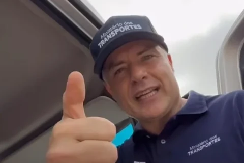 Ministro dos Transportes inicia viagem de caminhão rumo à COP30 e diz que vai dormir no veículo durante o evento