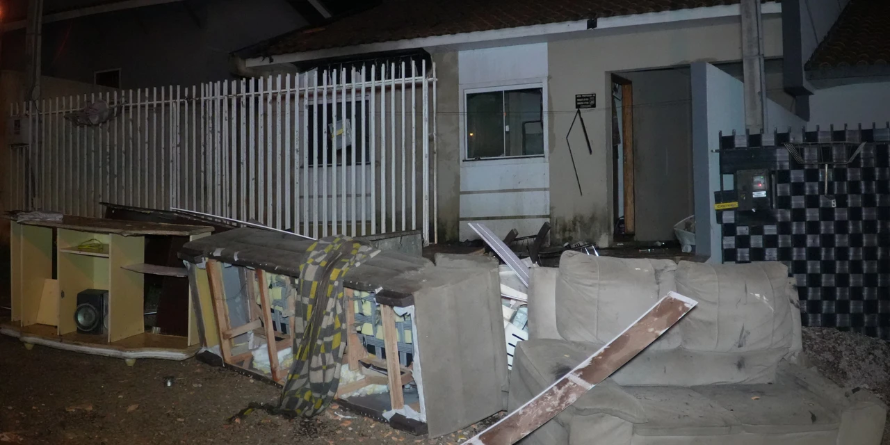 Vizinhos correm para salvar móveis durante incêndio em residência no Gralha Azul