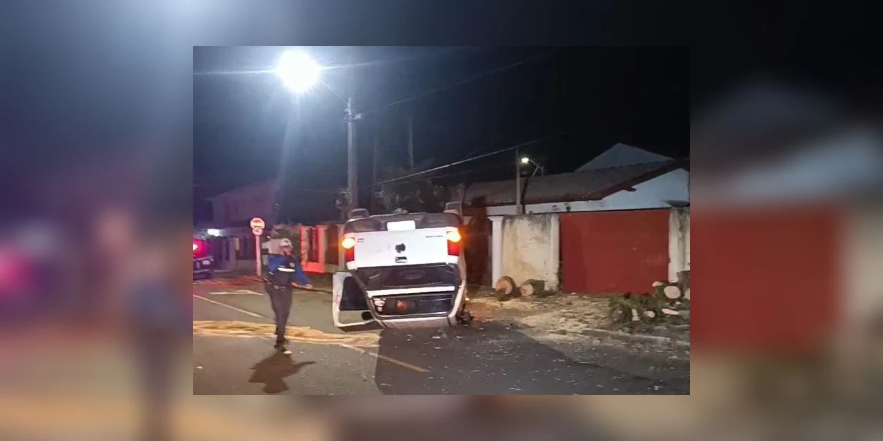 Caminhonete capota, derruba árvores e mobiliza equipes em vila de Ponta Grossa