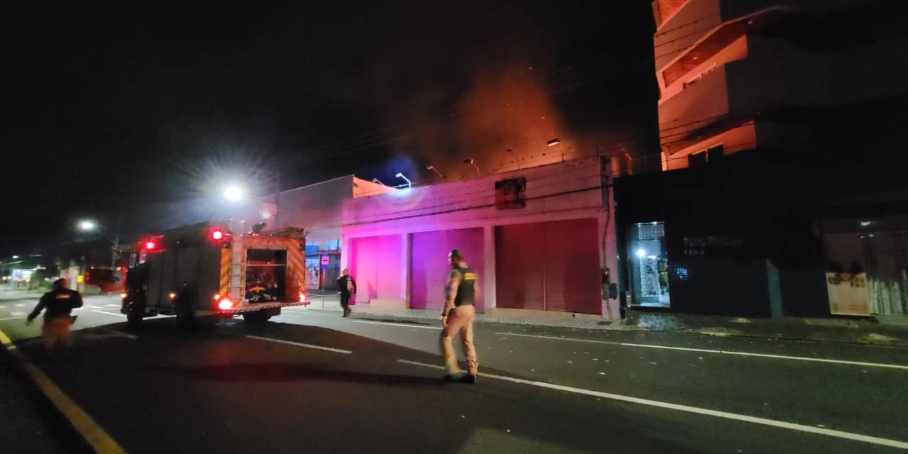 URGENTE: Clube de Ponta Grossa pega fogo e Bombeiros são mobilizados