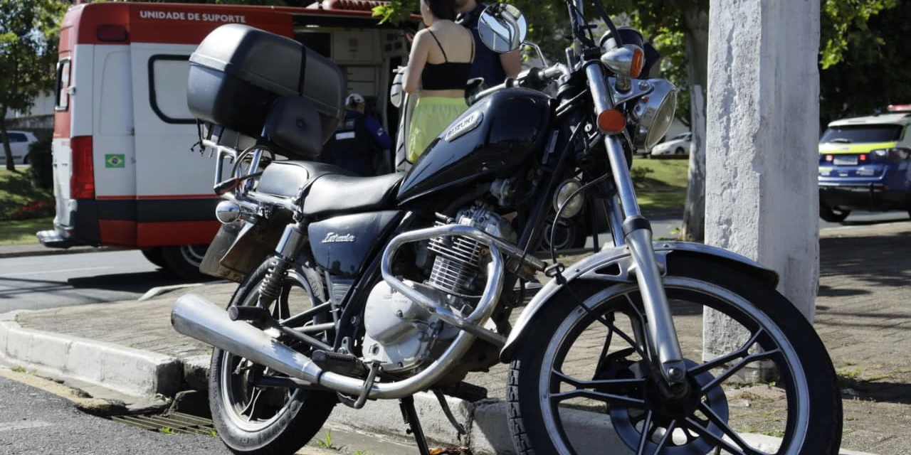Colisão entre moto e carro deixa motociclista com escoriações em Ponta Grossa