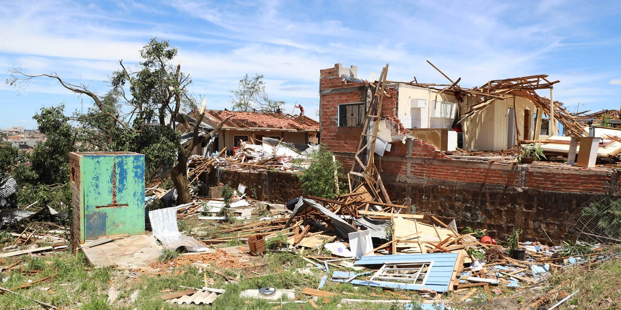 Ratinho Junior garante construção emergencial de mais de 300 imóveis em Rio Bonito do Iguaçu