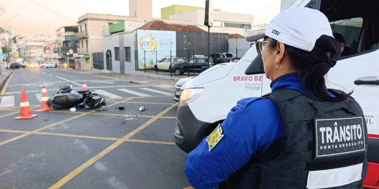 Motociclista fica ferido após colisão no centro de Ponta Grossa