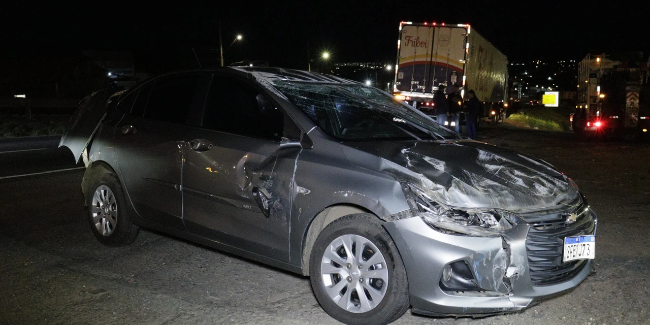 Carro capota após acidente com caminhão em Ponta Grossa