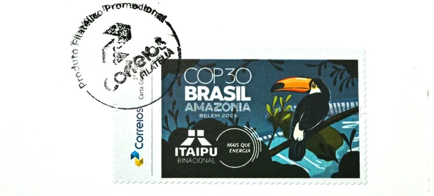 Selos dos Correios homenageiam Sebastião Salgado e atuação da Itaipu na COP30