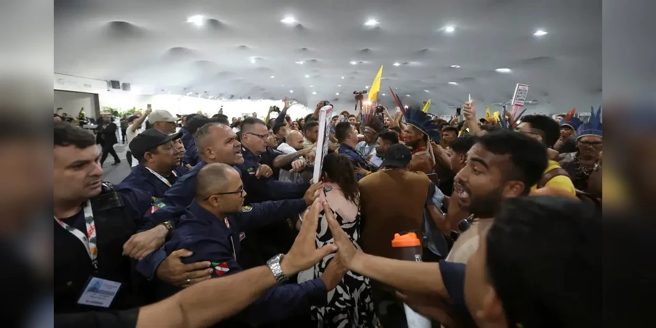 Manifestantes tentam invadir na COP30 e acabam em confronto com seguranças