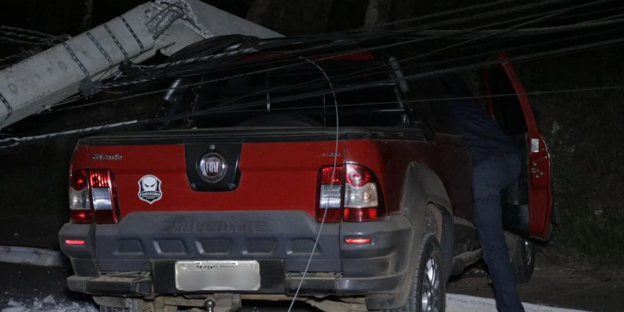 Fotos: Idoso adormece ao volante e colide contra poste em PG