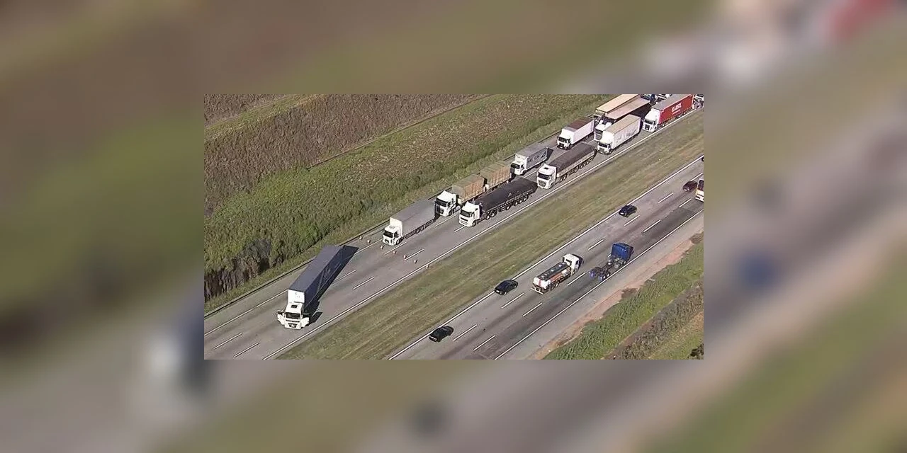 Caminhão interdita Rodoanel em São Paulo; PM suspeita de sequestro e que veículo carrega explosivos