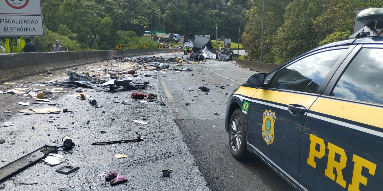 Motorista da van envolvida em acidente na BR-376 salvou passageiros antes de veículo ser consumido pelo fogo