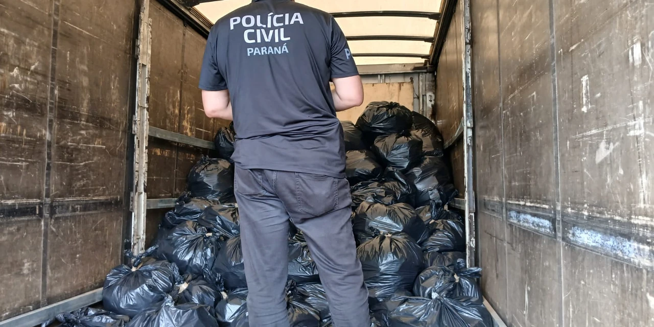 Polícia apreende mais de 30 mil capinhas e películas de celular falsificadas no Paraná