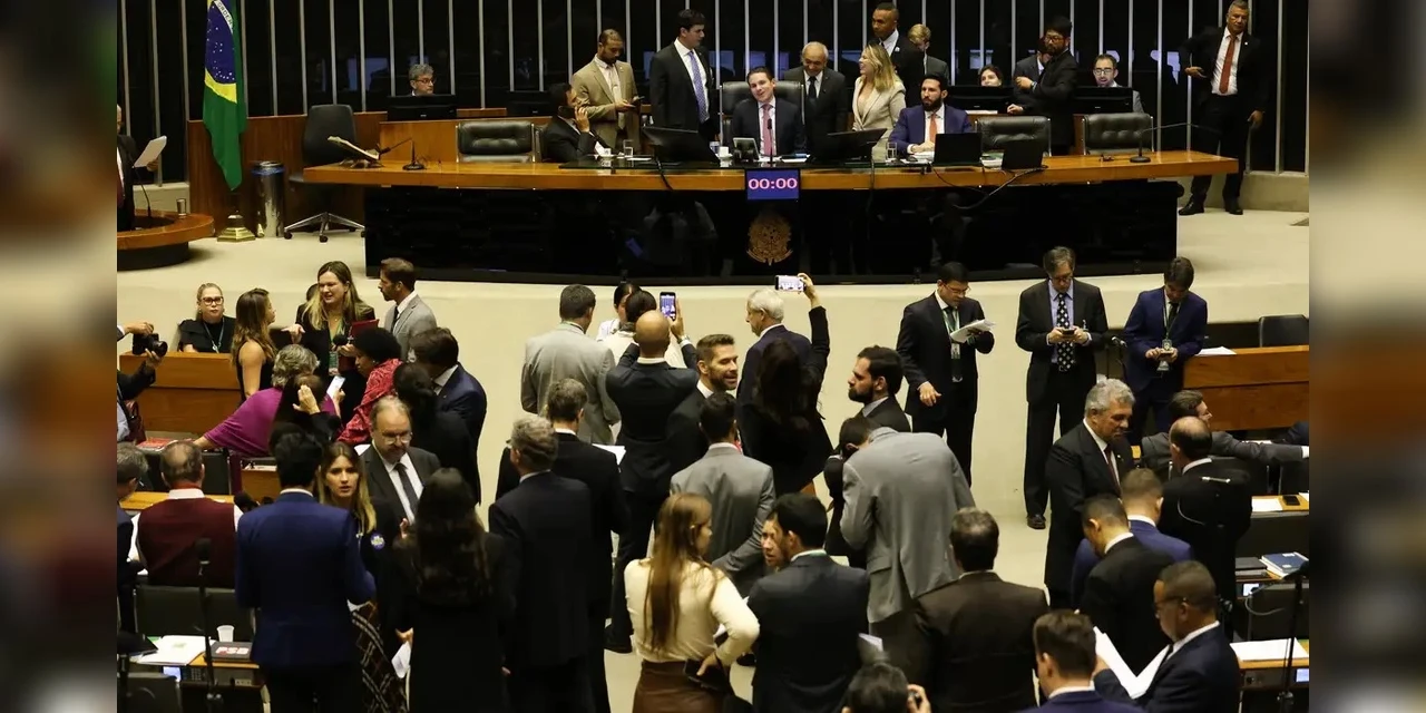 Após pressões, Hugo Motta adia votação de PL Antifacção para terça-feira (18)