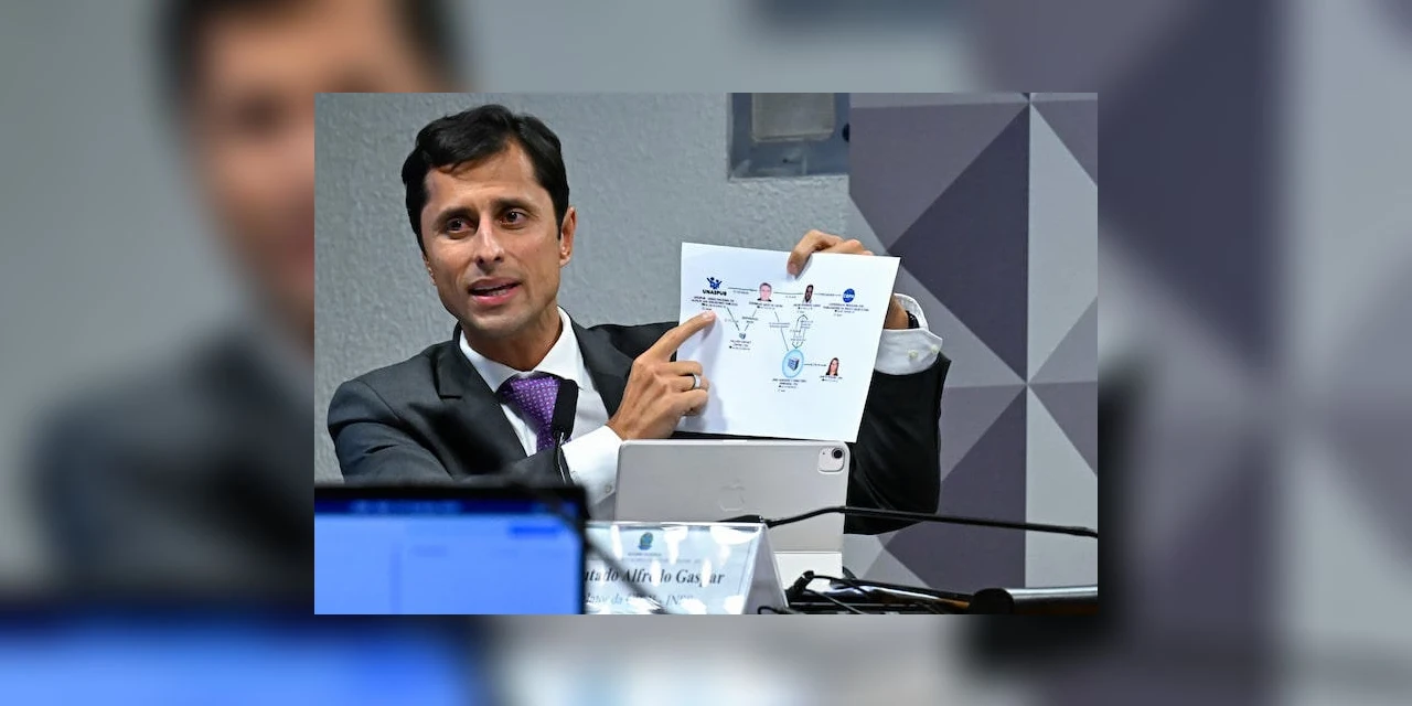 Deputado expõe sapato caro de investigado e o incrimina na CPI de esquema de fraudes do INSS