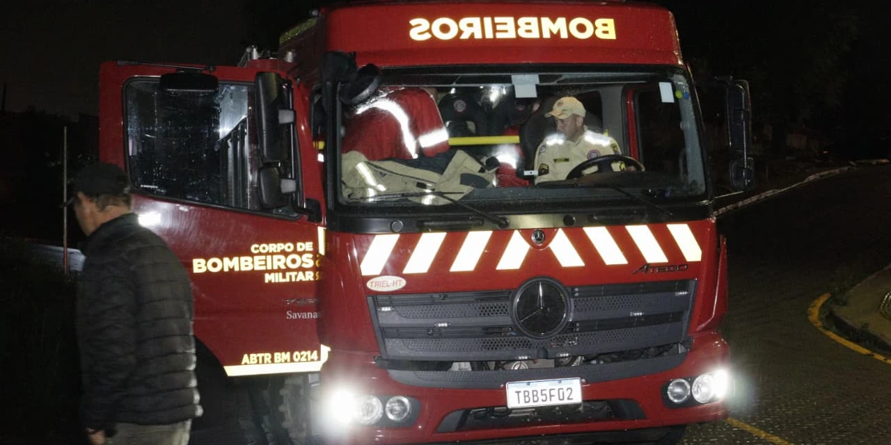 Árvore cai e atinge garagem de residência no bairro Chapada