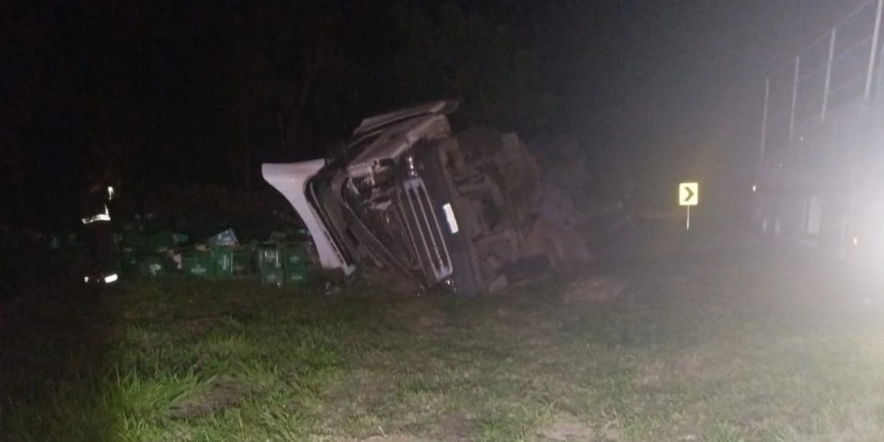 Motorista de 45 anos morre após caminhão tombar na PR-151