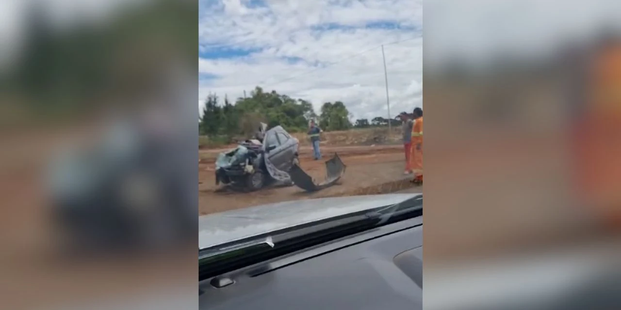Acidente destrói carro e deixa vítima em estado gravíssimo na PR-151