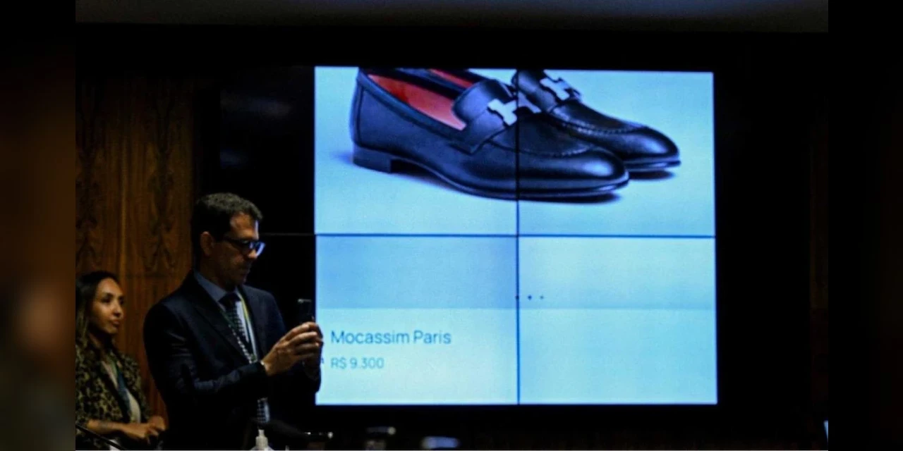 Deputado expõe sapato caro de investigado e o incrimina na CPI de esquema de fraudes do INSS