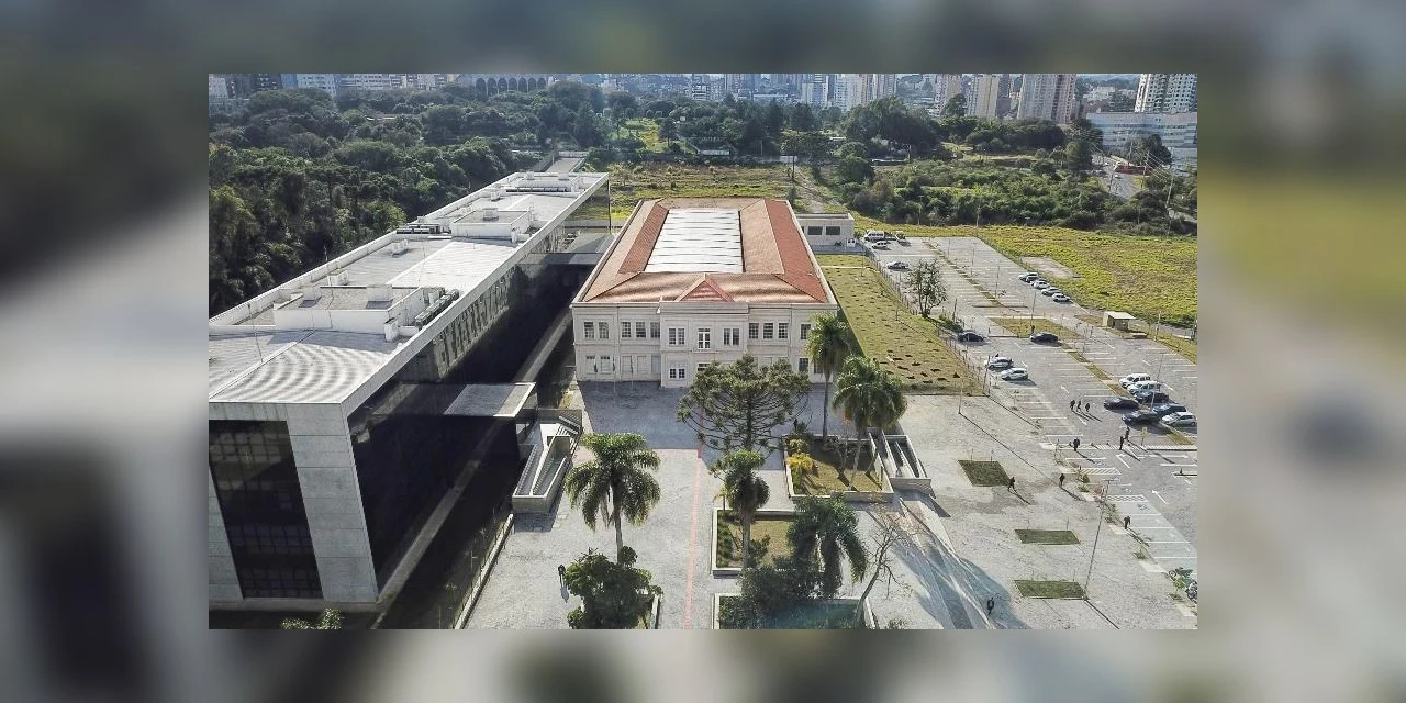 Casal abandona criança em fórum após desistir de adoção no PR; TJ condena ação