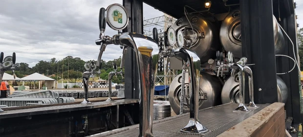 CHOPPE PRONTO: Estrutura da Münchenfest entra na reta final de instalação; veja fotos