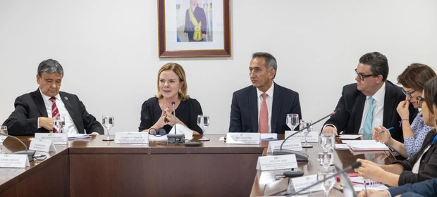 "O Governo não vai deixar Rio Bonito do Iguaçu sozinho", declara Gleisi Hoffmann ao coordenar ações pós-tornado