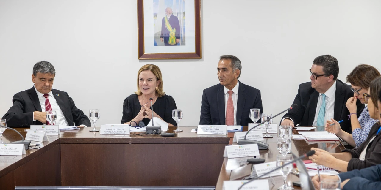 "O Governo não vai deixar Rio Bonito do Iguaçu sozinho", declara Gleisi Hoffmann ao coordenar ações pós-tornado