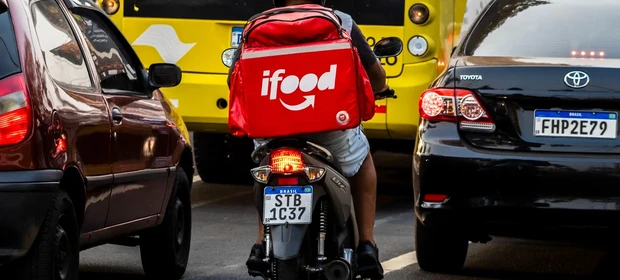 Justiça determina que iFood reconheça vínculos de emprego com entregadores