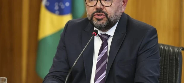 PF aponta ex-ministro de Bolsonaro como 'pilar institucional' de desvios no INSS