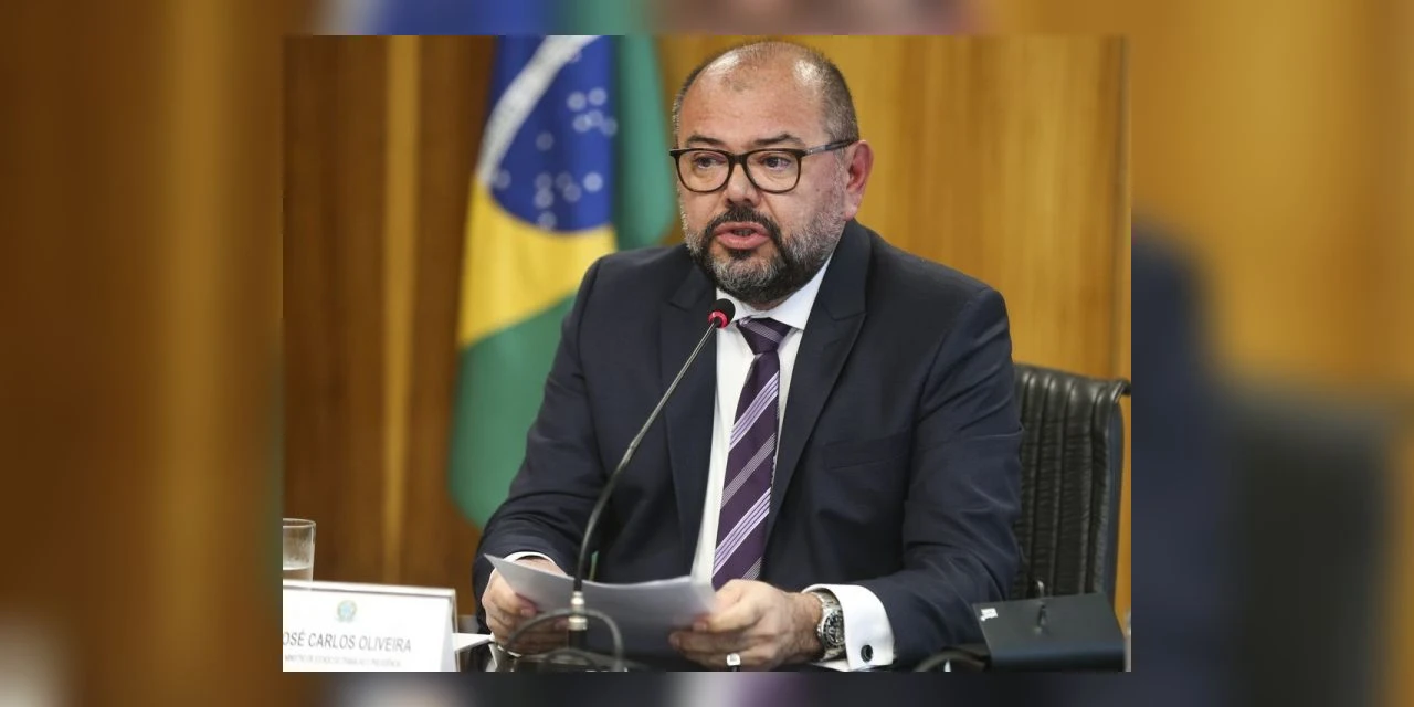 PF aponta ex-ministro de Bolsonaro como 'pilar institucional' de desvios no INSS