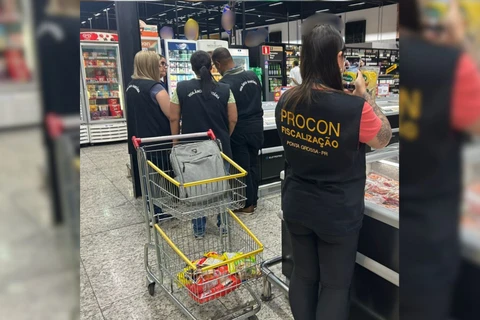 Procon e Vigilância Sanitária flagam mais de 60 produtos vencidos em supermercado de PG