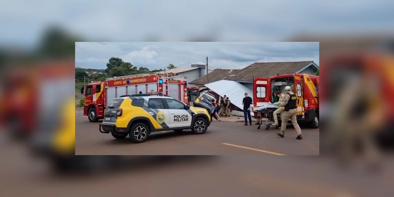 Viatura da Polícia Militar colide com carro e 'arrebenta' residência no Paraná