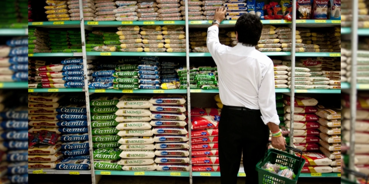 Supermercado autuado em Ponta Grossa tinha produtos vencidos desde abril