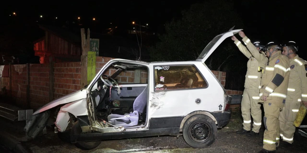 Carro bate contra defensa metálica e deixa três feridos em vila de PG