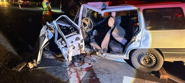 Colisão frontal na BR-277 deixa três pessoas gravemente feridas