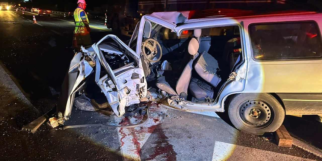Colisão frontal na BR-277 deixa três pessoas gravemente feridas