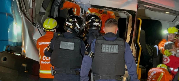 GCM auxilia no atendimento de vítimas em grave acidente na BR-376