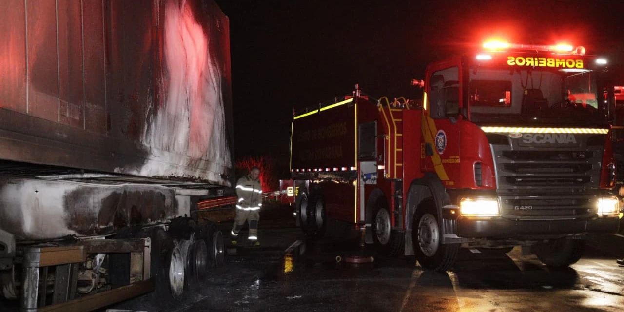 Fotos: Incêndio atinge carreta na BR-376 e interdita sentido Curitiba