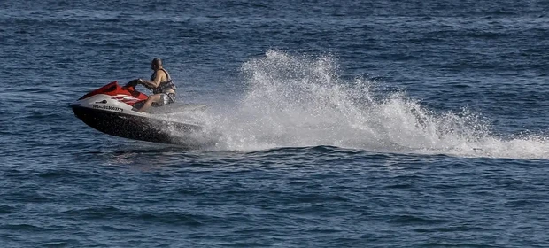 Mulher se fere após ter cabelo puxado por turbina de jetski em SC