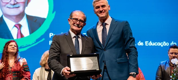 Três vezes reitor da UEPG, João Carlos Gomes recebe homenagem no Prêmio Sinepe 2025