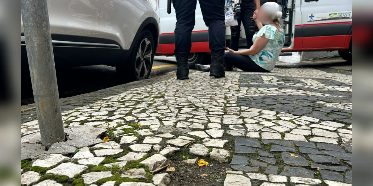 Mulher cai em calçada, bate cabeça e mobiliza equipes do Samu em Ponta Grossa