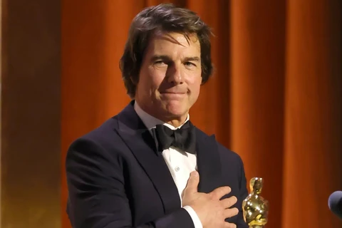 Tom Cruise recebe primeiro Oscar da carreira em homenagem aos 45 anos de trajetória
